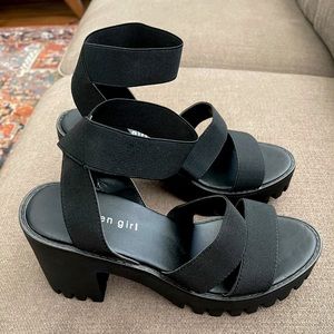 NEW MADDEN GIRL SOHOO HEELED SANDALS IN BLACK. SIZE 8